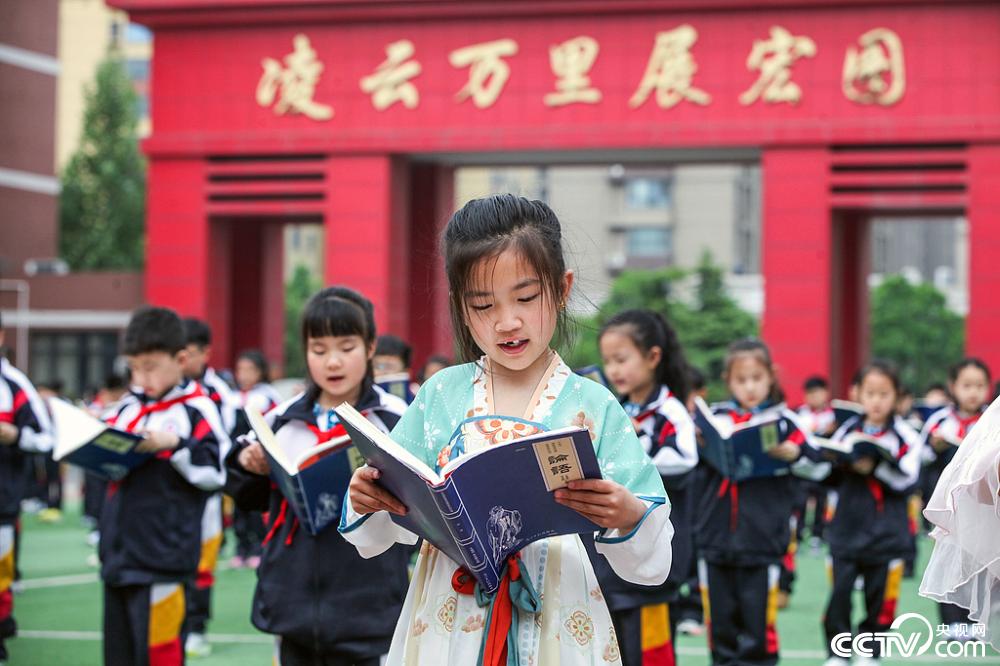 太空冰淇淋、沉香舒眠贴、新疆奶酪……消博会观众买不停